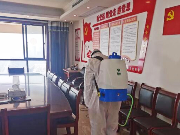 學校消毒中